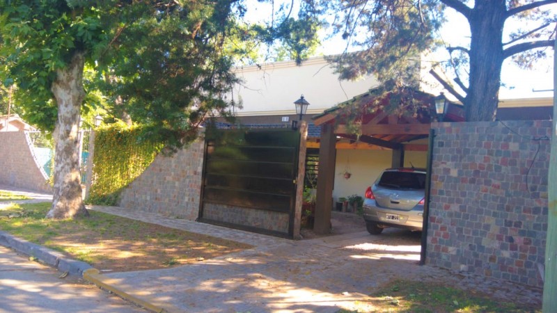 RETASADA!! CASA QUINTA 4 AMB. PARQUE- PISCINA- B° LOS CEDROS