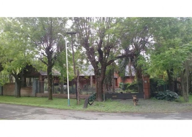 CASA QUINTA 5 AMB.(BARRIO LOS NOGALES) LOTE 1.500 M2