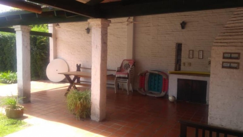 COUNTRY CUBA EXCELENTE CHALET DE 4 AMB. C/PARQUE Y PISCINA