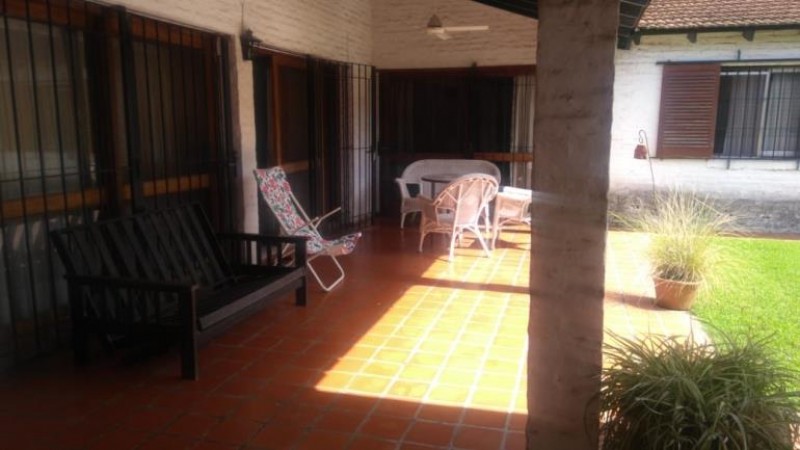 COUNTRY CUBA EXCELENTE CHALET DE 4 AMB. C/PARQUE Y PISCINA