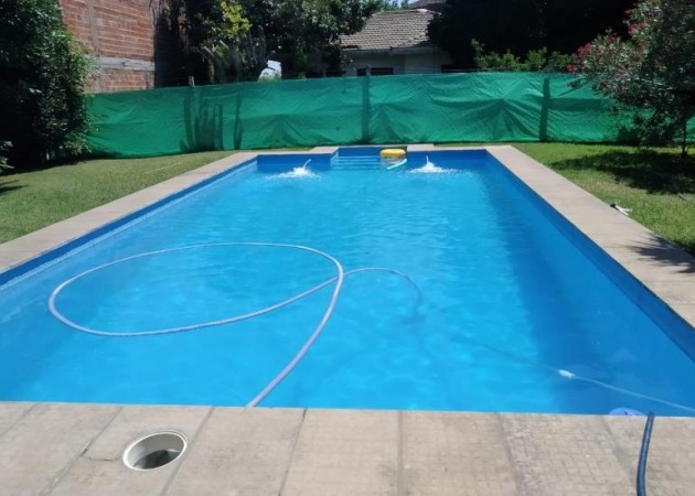 CASA AMERICANA DE 3 AMBIENTES CON PARQUE Y PISCINA.