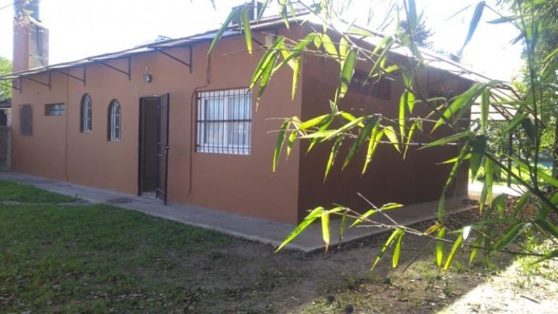 CASA AMERICANA DE 3 AMBIENTES CON PARQUE Y PISCINA.
