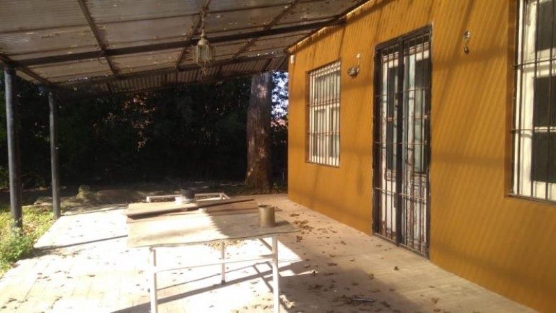 CASA AMERICANA DE 3 AMBIENTES CON PARQUE Y PISCINA.
