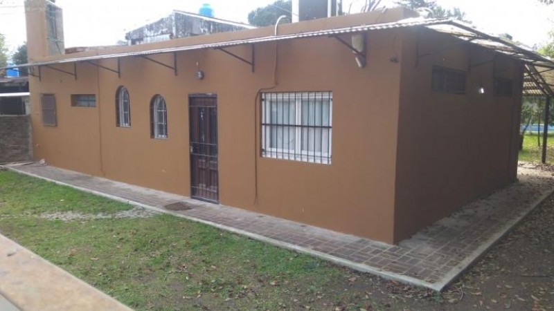 CASA AMERICANA DE 3 AMBIENTES CON PARQUE Y PISCINA.