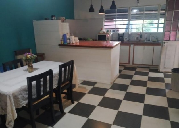 CASA AMERICANA DE 3 AMBIENTES CON PARQUE Y PISCINA.