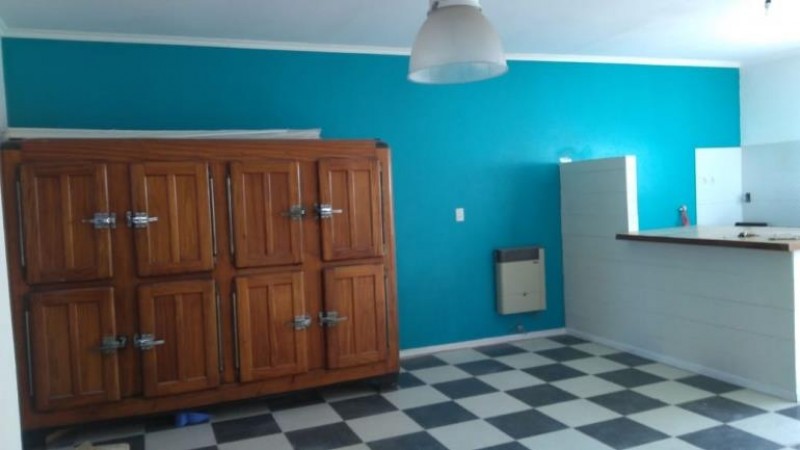 CASA AMERICANA DE 3 AMBIENTES CON PARQUE Y PISCINA.