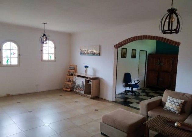 CASA AMERICANA DE 3 AMBIENTES CON PARQUE Y PISCINA.