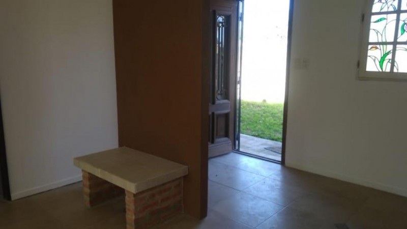 CASA AMERICANA DE 3 AMBIENTES CON PARQUE Y PISCINA.