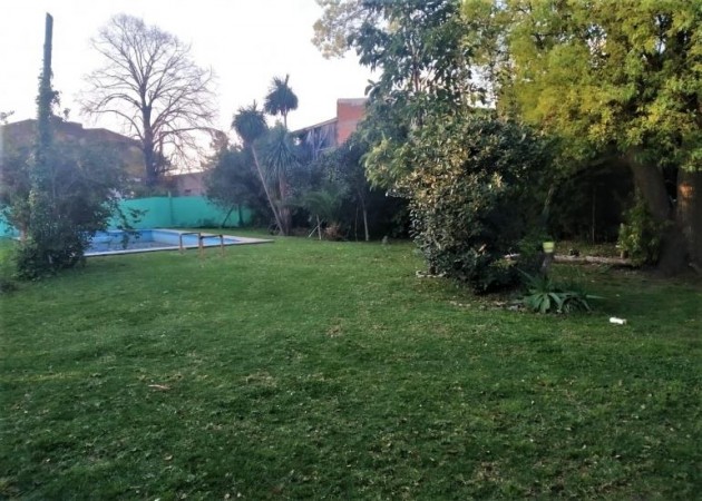 CASA AMERICANA DE 3 AMBIENTES CON PARQUE Y PISCINA.