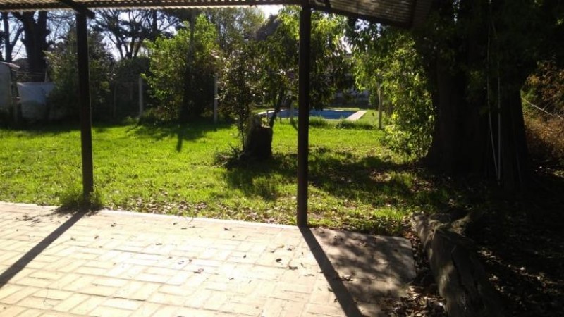 CASA AMERICANA DE 3 AMBIENTES CON PARQUE Y PISCINA.