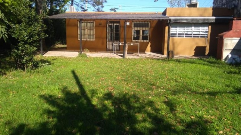 CASA AMERICANA DE 3 AMBIENTES CON PARQUE Y PISCINA.