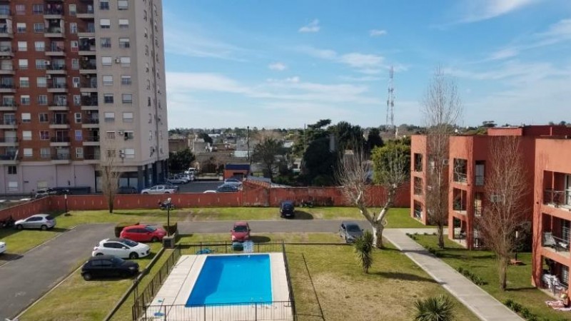 DEPARTAMENTO DE 2 AMB. EN 1ER PISO, CON COCHERA Y BALCÓN A LA PISCINA.