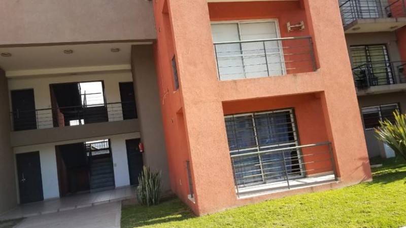 DEPARTAMENTO DE 2 AMB. EN 1ER PISO, CON COCHERA Y BALCÓN A LA PISCINA.