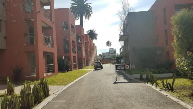 DEPARTAMENTO DE 2 AMB. EN 1ER PISO, CON COCHERA Y BALCÓN A LA PISCINA.