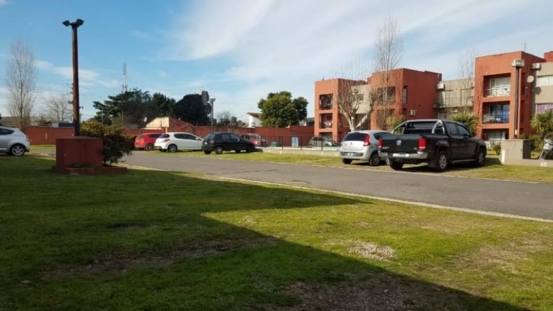 DEPARTAMENTO DE 2 AMB. EN 1ER PISO, CON COCHERA Y BALCÓN A LA PISCINA.