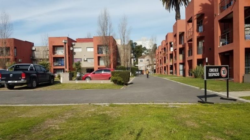 DEPARTAMENTO DE 2 AMB. EN 1ER PISO, CON COCHERA Y BALCÓN A LA PISCINA.