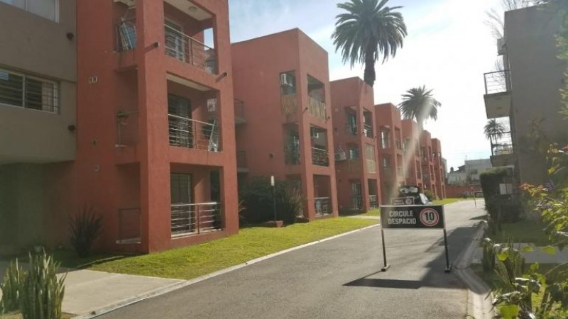 DEPARTAMENTO DE 2 AMB. EN 1ER PISO, CON COCHERA Y BALCÓN A LA PISCINA.