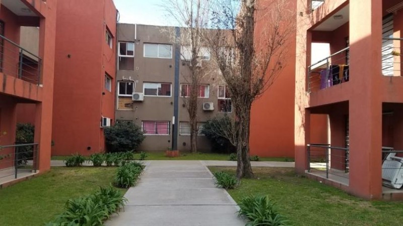 DEPARTAMENTO DE 2 AMB. EN 1ER PISO, CON COCHERA Y BALCÓN A LA PISCINA.