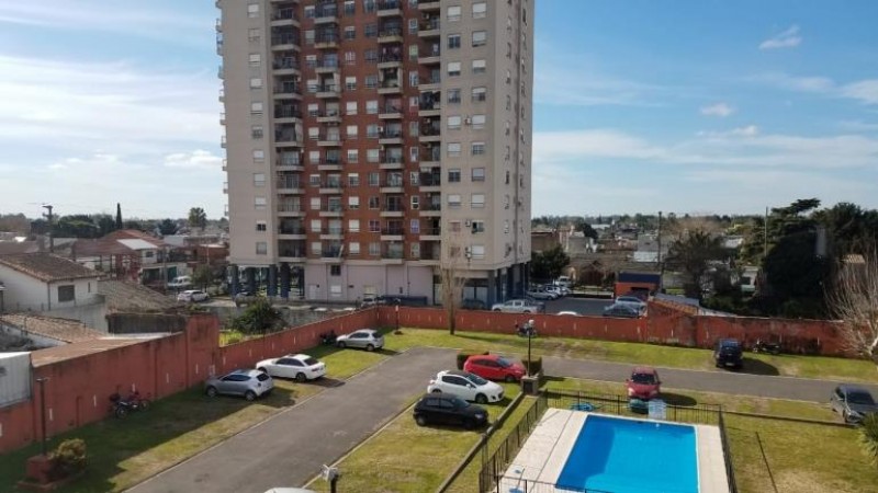 DEPARTAMENTO DE 2 AMB. EN 1ER PISO, CON COCHERA Y BALCÓN A LA PISCINA.