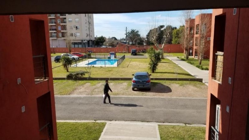 DEPARTAMENTO DE 2 AMB. EN 1ER PISO, CON COCHERA Y BALCÓN A LA PISCINA.
