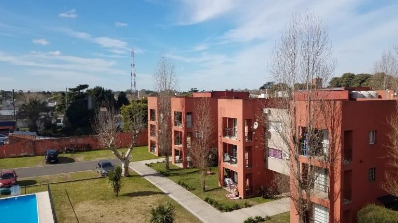 DEPARTAMENTO DE 2 AMB. EN 1ER PISO, CON COCHERA Y BALCÓN A LA PISCINA.
