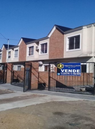 DUPLEX AMPLIO A ESTRENAR CON ENTRADA DE VEHICULO.