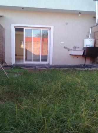 DUPLEX AMPLIO A ESTRENAR CON ENTRADA DE VEHICULO.