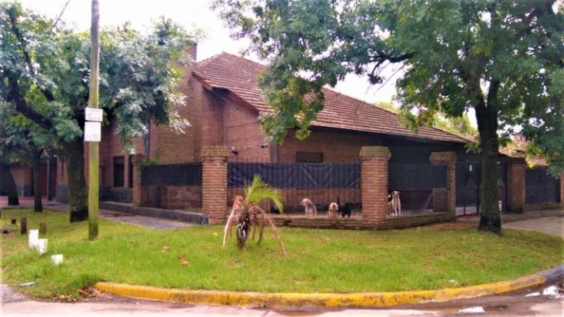 IMPORTANTE PROPIEDAD DE 6 AMB.CON PARQUE, PISCINA Y GARAGE P/ 2 AUTOS.