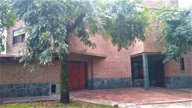 IMPORTANTE PROPIEDAD DE 6 AMB.CON PARQUE, PISCINA Y GARAGE P/ 2 AUTOS.