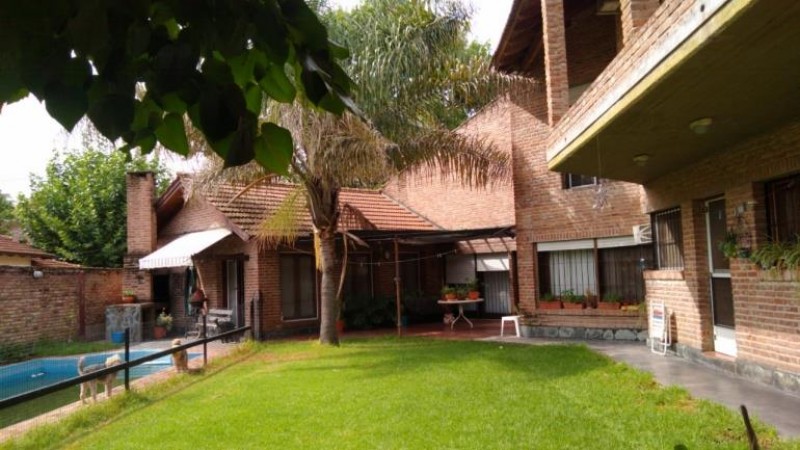 IMPORTANTE PROPIEDAD DE 6 AMB.CON PARQUE, PISCINA Y GARAGE P/ 2 AUTOS.