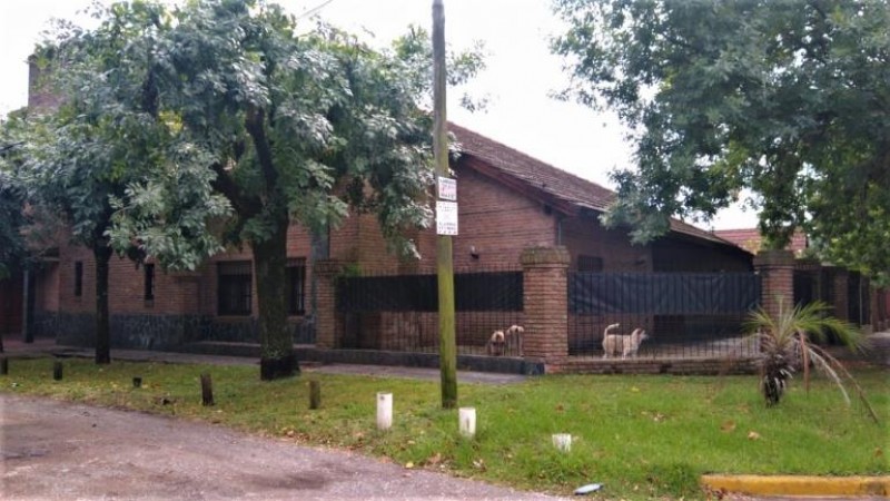 IMPORTANTE PROPIEDAD DE 6 AMB.CON PARQUE, PISCINA Y GARAGE P/ 2 AUTOS.