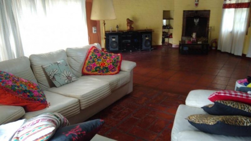 IMPORTANTE PROPIEDAD DE 6 AMB.CON PARQUE, PISCINA Y GARAGE P/ 2 AUTOS.