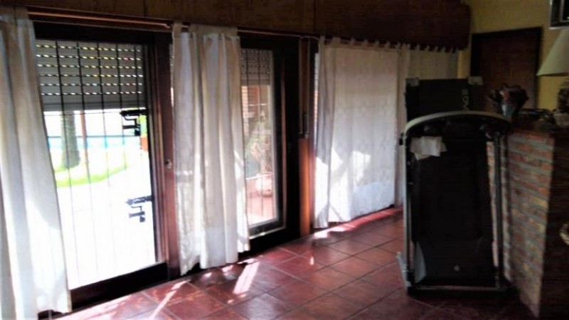IMPORTANTE PROPIEDAD DE 6 AMB.CON PARQUE, PISCINA Y GARAGE P/ 2 AUTOS.