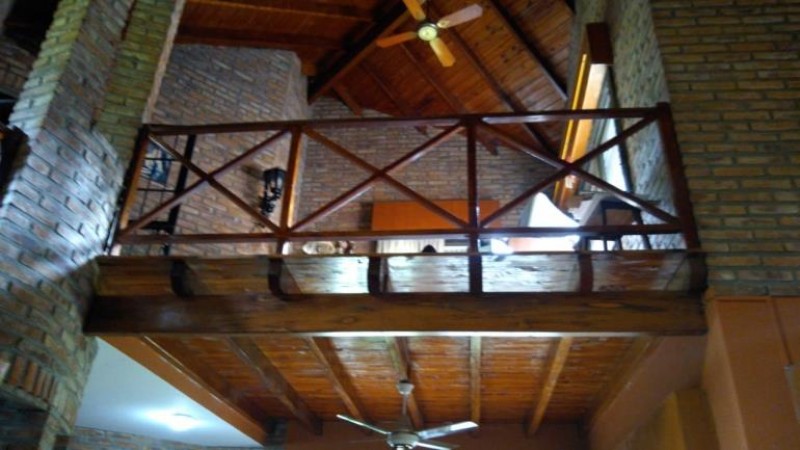 IMPORTANTE PROPIEDAD DE 6 AMB.CON PARQUE, PISCINA Y GARAGE P/ 2 AUTOS.