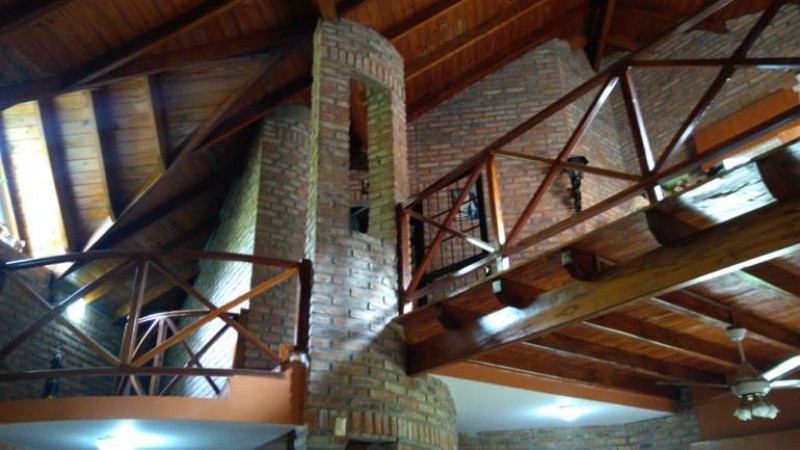 IMPORTANTE PROPIEDAD DE 6 AMB.CON PARQUE, PISCINA Y GARAGE P/ 2 AUTOS.