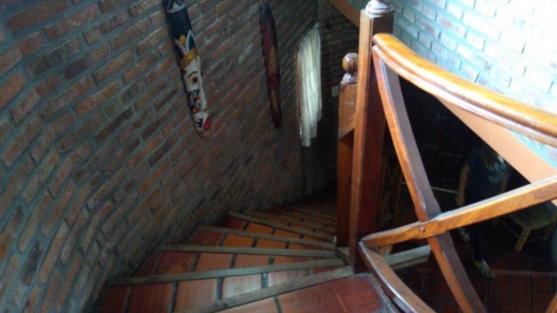 IMPORTANTE PROPIEDAD DE 6 AMB.CON PARQUE, PISCINA Y GARAGE P/ 2 AUTOS.