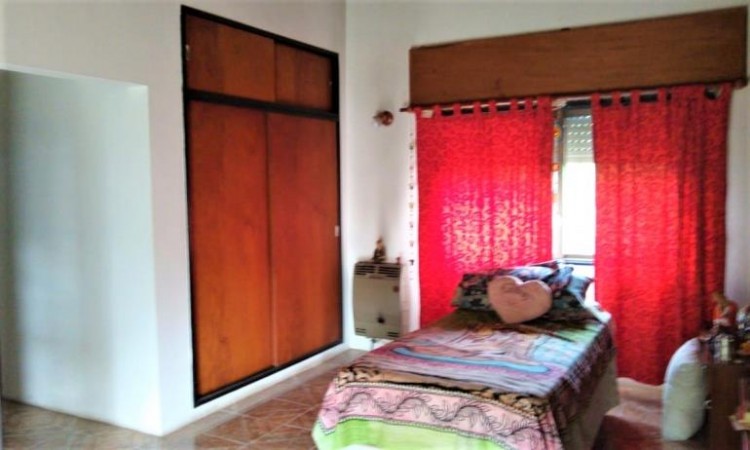 IMPORTANTE PROPIEDAD DE 6 AMB.CON PARQUE, PISCINA Y GARAGE P/ 2 AUTOS.