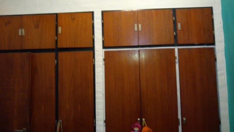 IMPORTANTE PROPIEDAD DE 6 AMB.CON PARQUE, PISCINA Y GARAGE P/ 2 AUTOS.