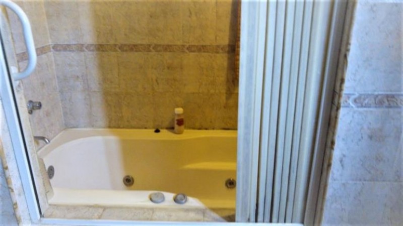 IMPORTANTE PROPIEDAD DE 6 AMB.CON PARQUE, PISCINA Y GARAGE P/ 2 AUTOS.