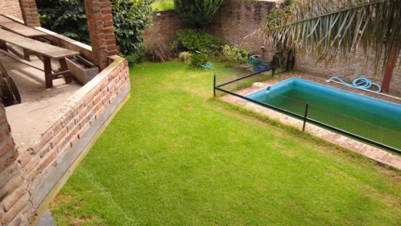 IMPORTANTE PROPIEDAD DE 6 AMB.CON PARQUE, PISCINA Y GARAGE P/ 2 AUTOS.