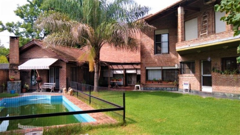 IMPORTANTE PROPIEDAD DE 6 AMB.CON PARQUE, PISCINA Y GARAGE P/ 2 AUTOS.