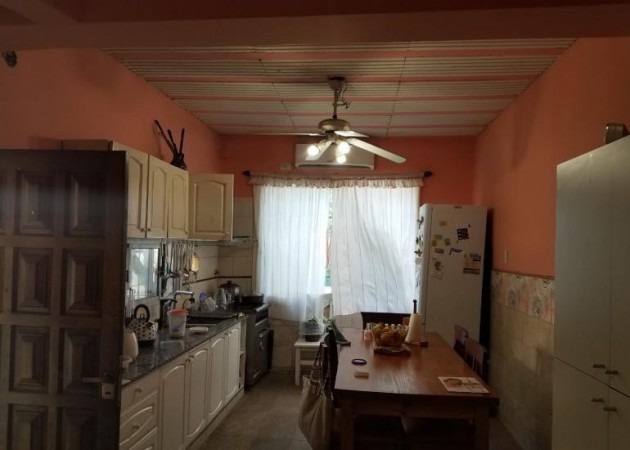 CHALET DE 4 AMBIENTES CON PISCINA SOBRE RUTA 202