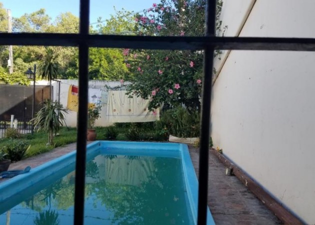 CHALET DE 4 AMBIENTES CON PISCINA SOBRE RUTA 202