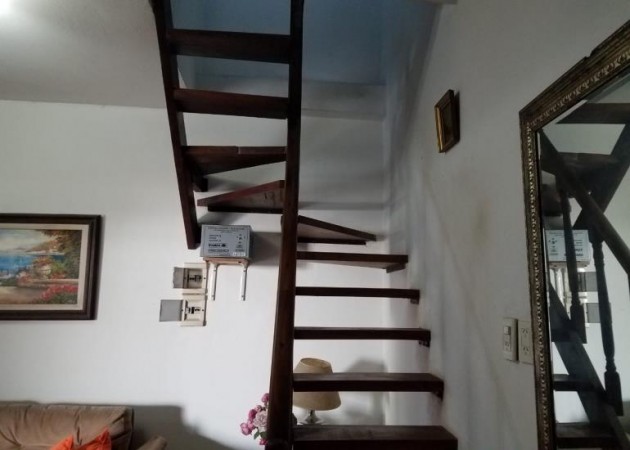 CHALET DE 4 AMBIENTES CON PISCINA SOBRE RUTA 202