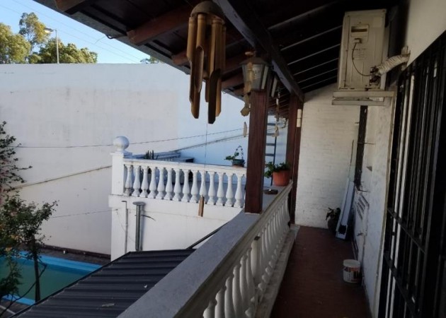 CHALET DE 4 AMBIENTES CON PISCINA SOBRE RUTA 202