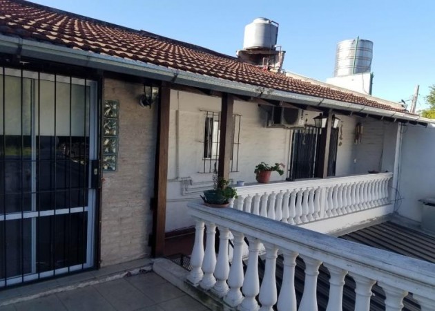 CHALET DE 4 AMBIENTES CON PISCINA SOBRE RUTA 202
