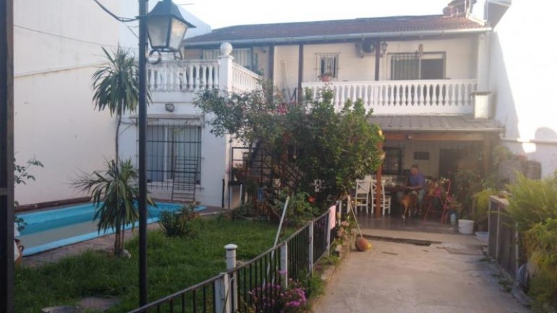 CHALET DE 4 AMBIENTES CON PISCINA SOBRE RUTA 202