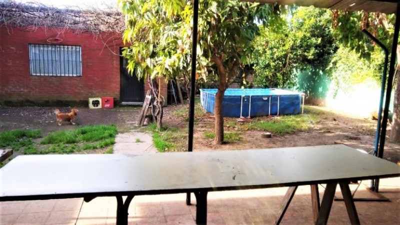 OPORTUNIDAD!!! CHALET DE 5 AMB. CON COCHERA/ FONDO LIBRE.