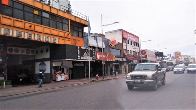 EXCELENTE LOCAL DE 20 M2. CON ENTREPISO