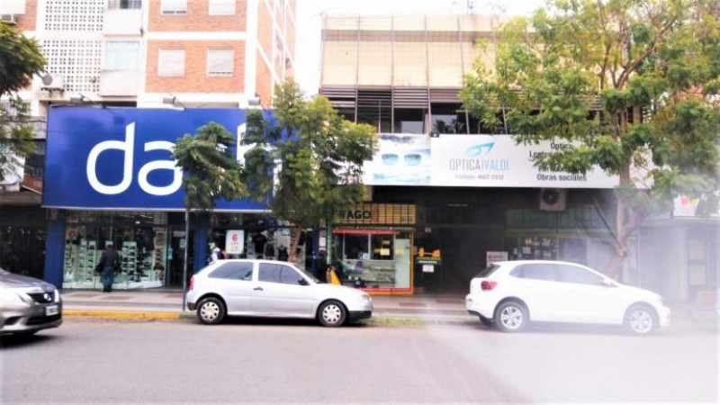 EXCELENTE LOCAL DE 20 M2. CON ENTREPISO